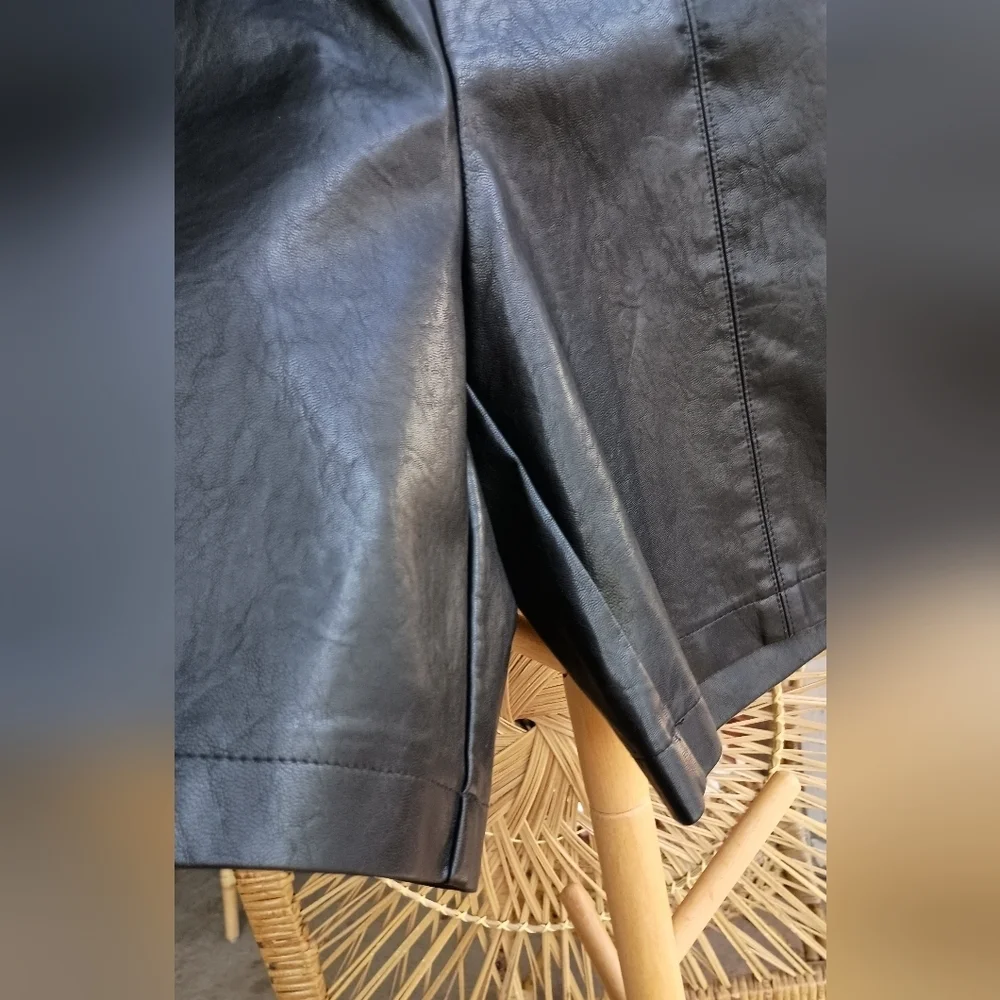 NWT Lucrosun Vegan Black Leather Women's Shorts_Med